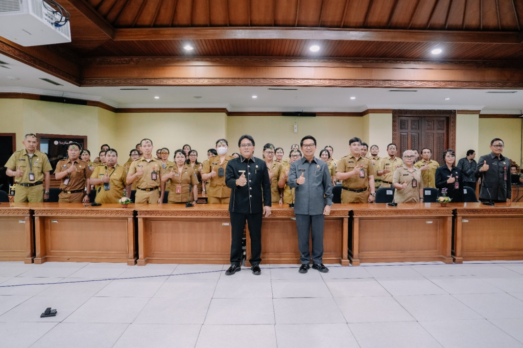 Bupati Nyoman Giri Prasta Lantik Dua Pejabat Eselon II dan 39 Pejabat Fungsional